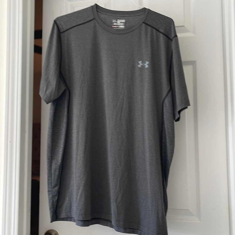 Men’s 2XL XXL under armour heat gear shirt sleeve T shirt dark gray fitted